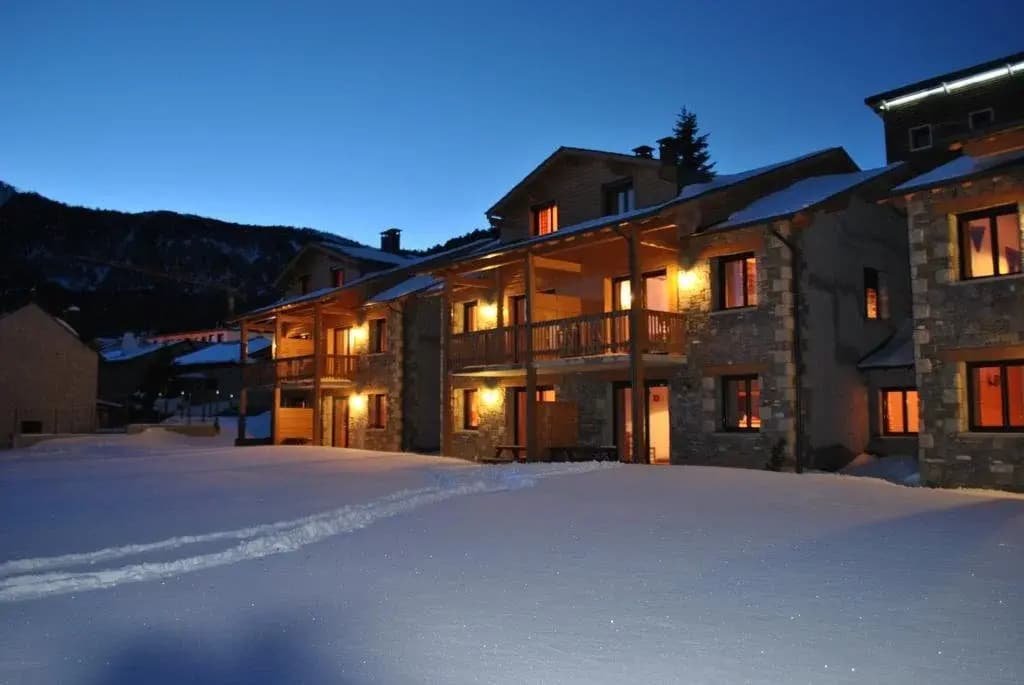 Llaret Hotel - Photo 1