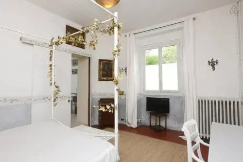 Bed and Beige - Photo 2