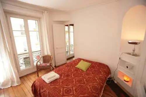 Cozy Parisian 1 Bedroom (365) - Photo 1