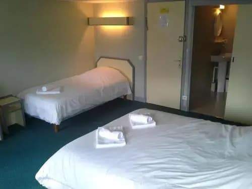 Hotel Set A Table - Photo 4