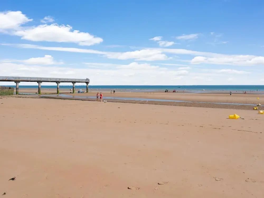 Stylish Beachside Retreat - Miniature 8
