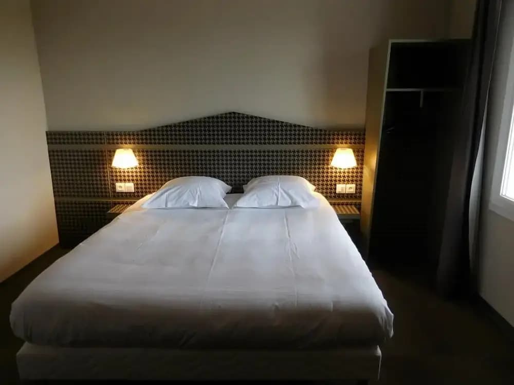 FastHotel Montmarault - Auberge du Grand Champ - Photo 2