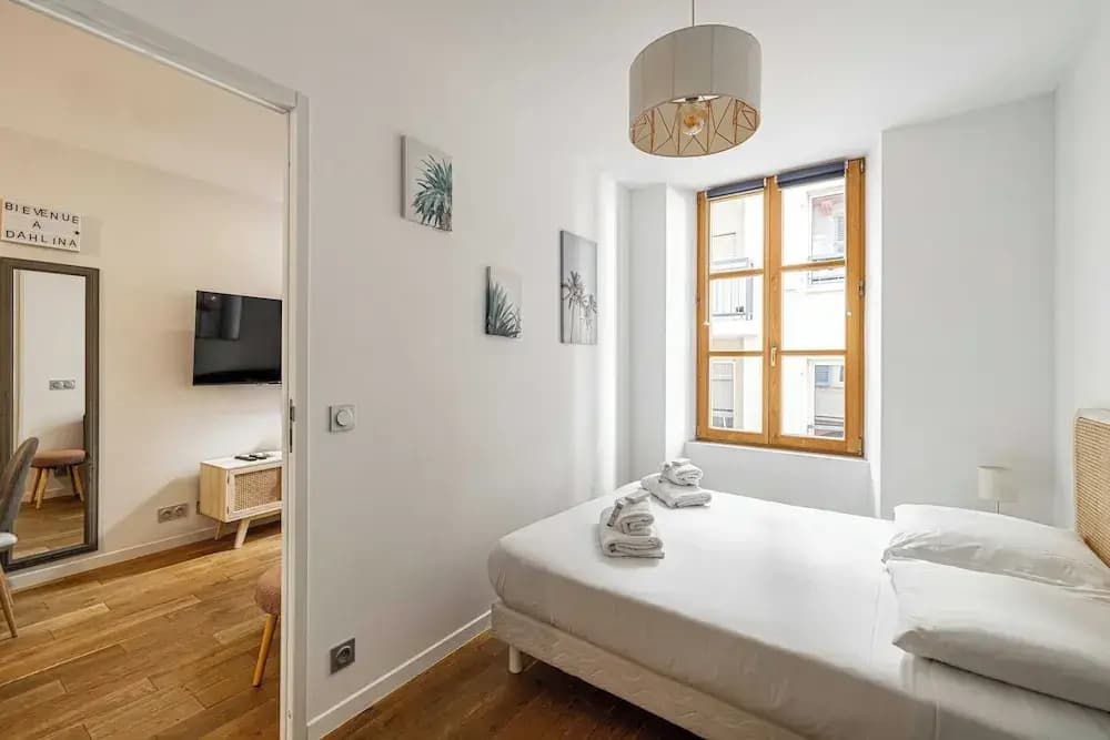 Magnificent Renovated 2 Room Apartment - Photo 2