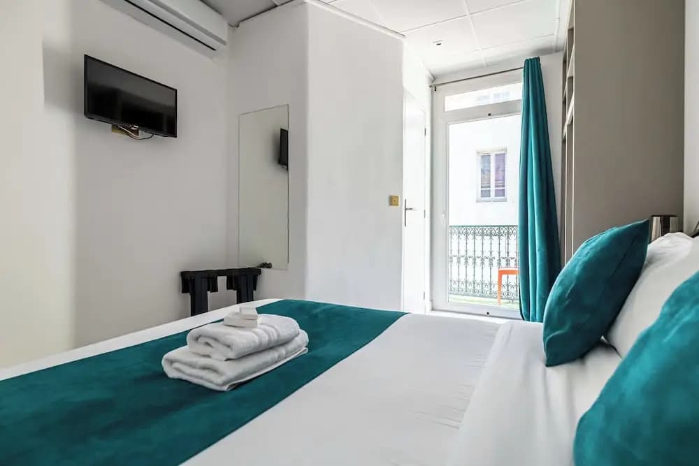 Hotel Avaton - Deluxe Bedroom With Private Balcony - Photo 4