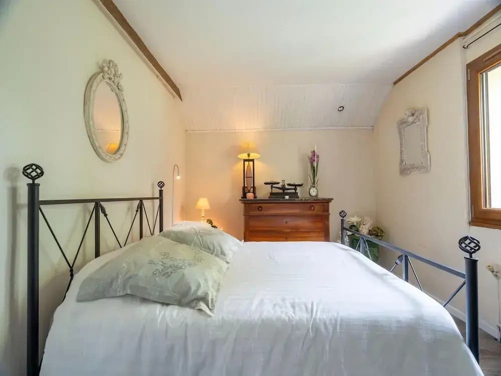 Majestic Holiday Home in Laroque With hot tub - Photo 3