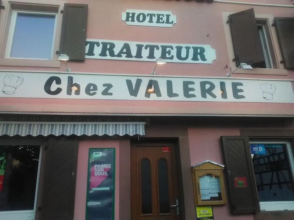 Hotel Restaurant Chez Valerie - Photo 1