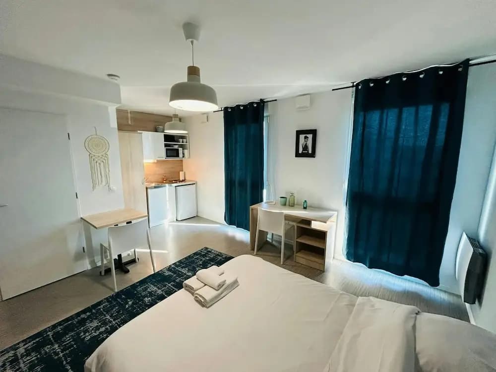 We Live In R - Suite 401 - Photo 4