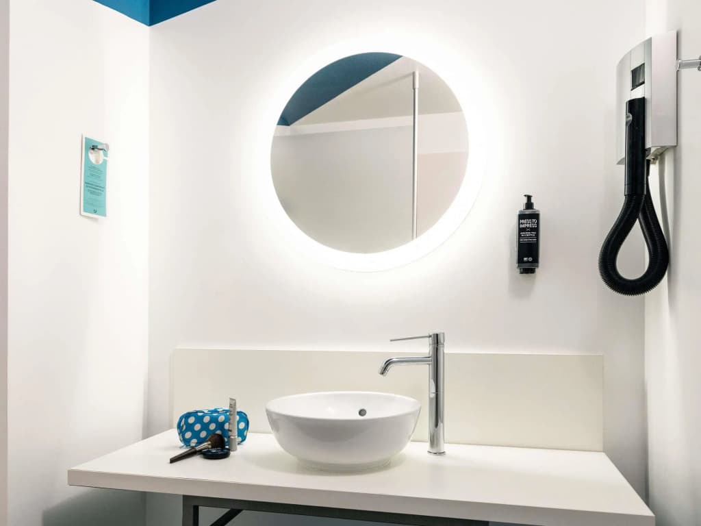 ibis Styles Toulon Centre Port - Miniature 8