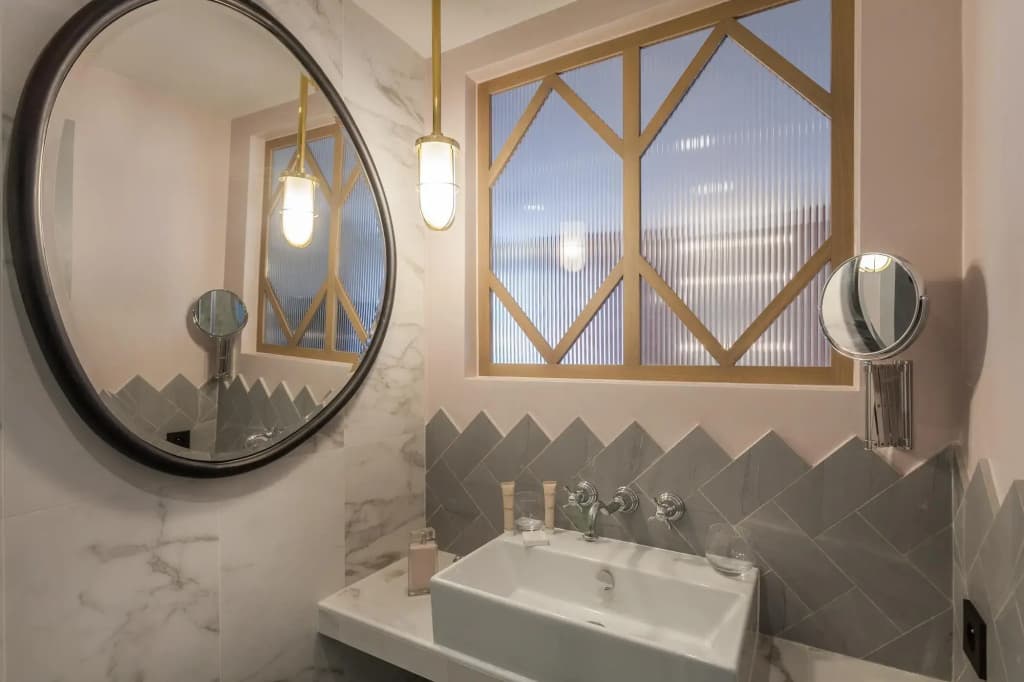 Handsome Hotel - Miniature 8