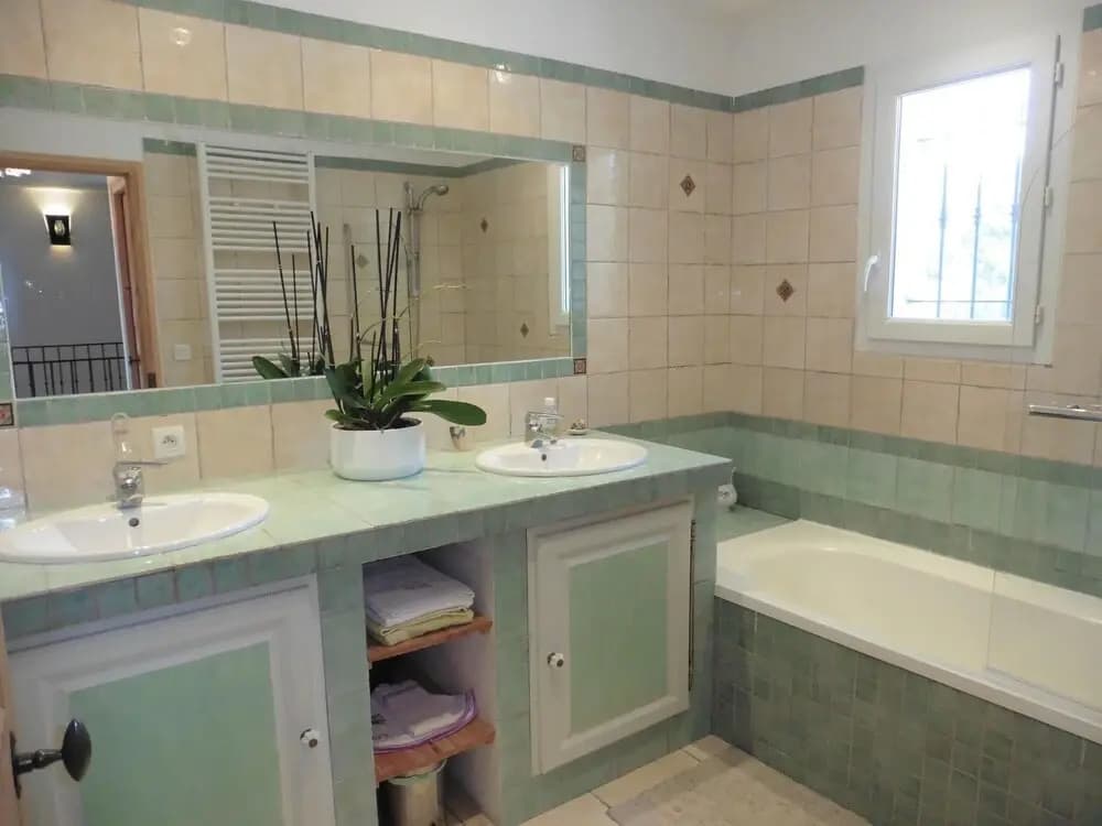 Pretty, Spacious Holiday Home With Private Pool - Miniature 6