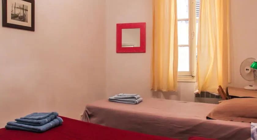 Room in apartment - Rue Droite - Miniature 8