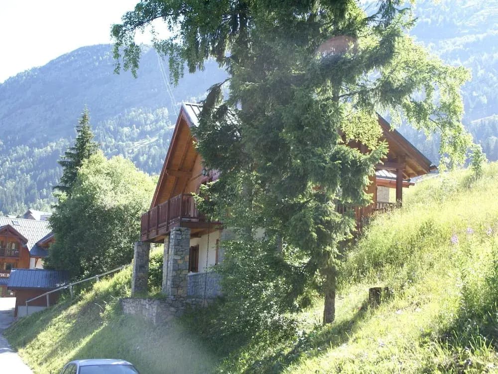 Mountain Chalet, hidden among the trees, with stunning views over lake - Photo 2