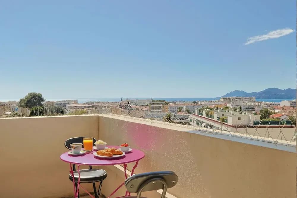 L Horizon in Cannes With 2 Bedrooms and 1 Bathrooms - Miniature 7
