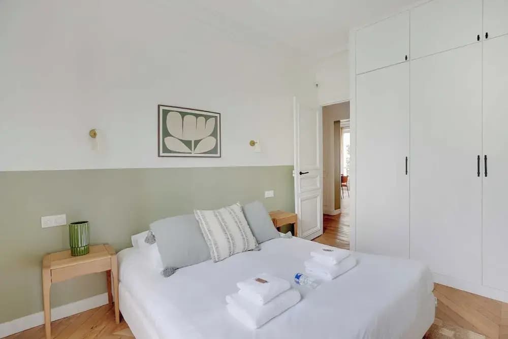 Elegance and Charm in the Chic Town of Neuilly - Photo 2
