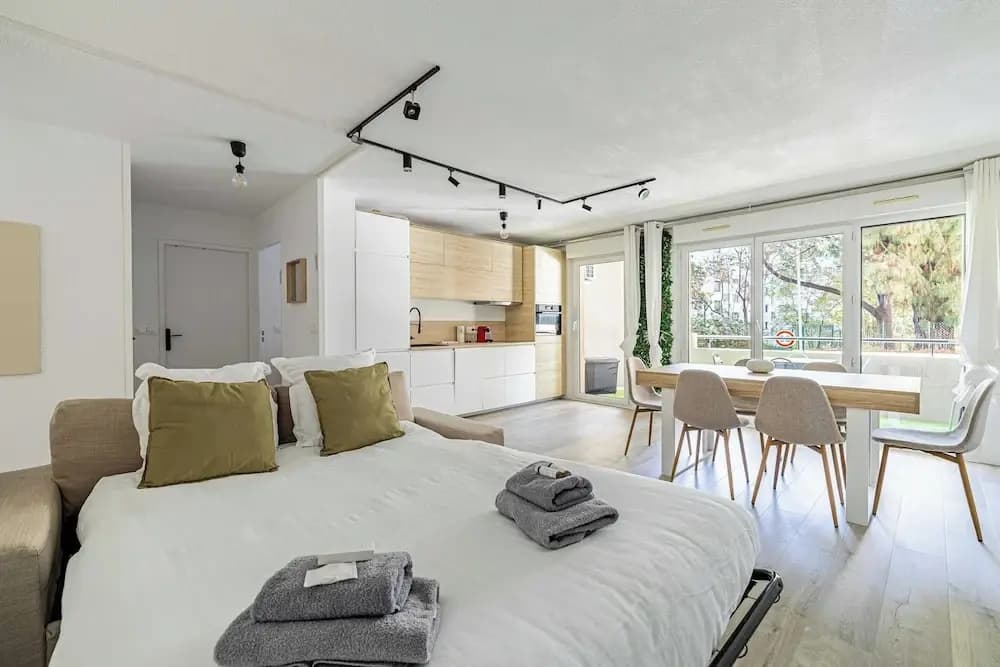 Comfort and Serenity With A/c, Parking and Balcony - Photo 2