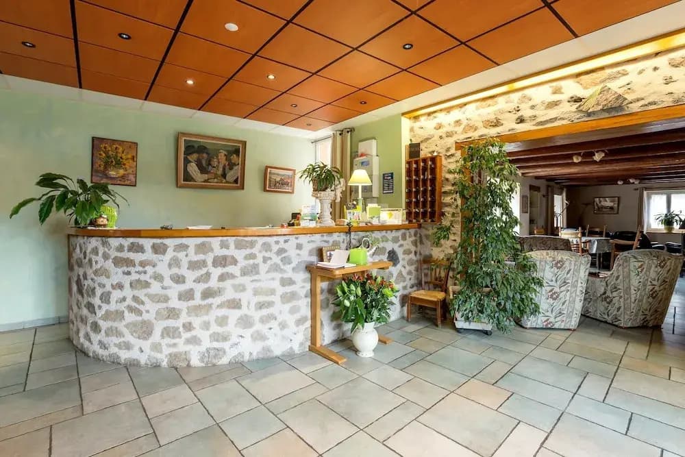 Hôtel-Restaurant La Crèche et sa piscine intérieure - Logis Hôtels - Photo 2