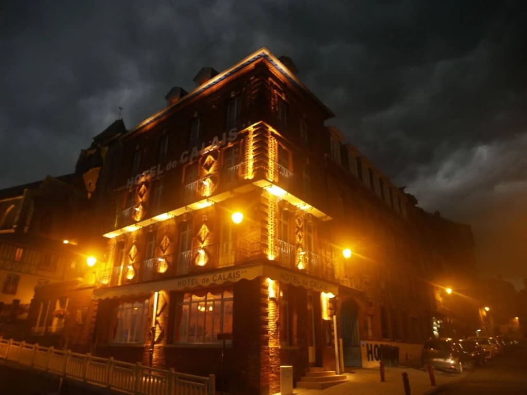 Hotel De Calais - Photo 1