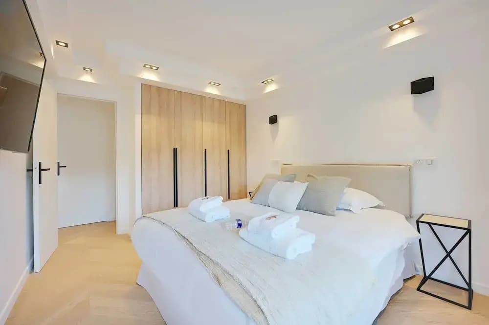 Charming Apt With AC & Balcony - Photo 5