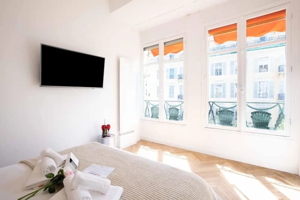 Le Magenta in Nice With 1 Bedrooms and 1 Bathrooms - Miniature 6
