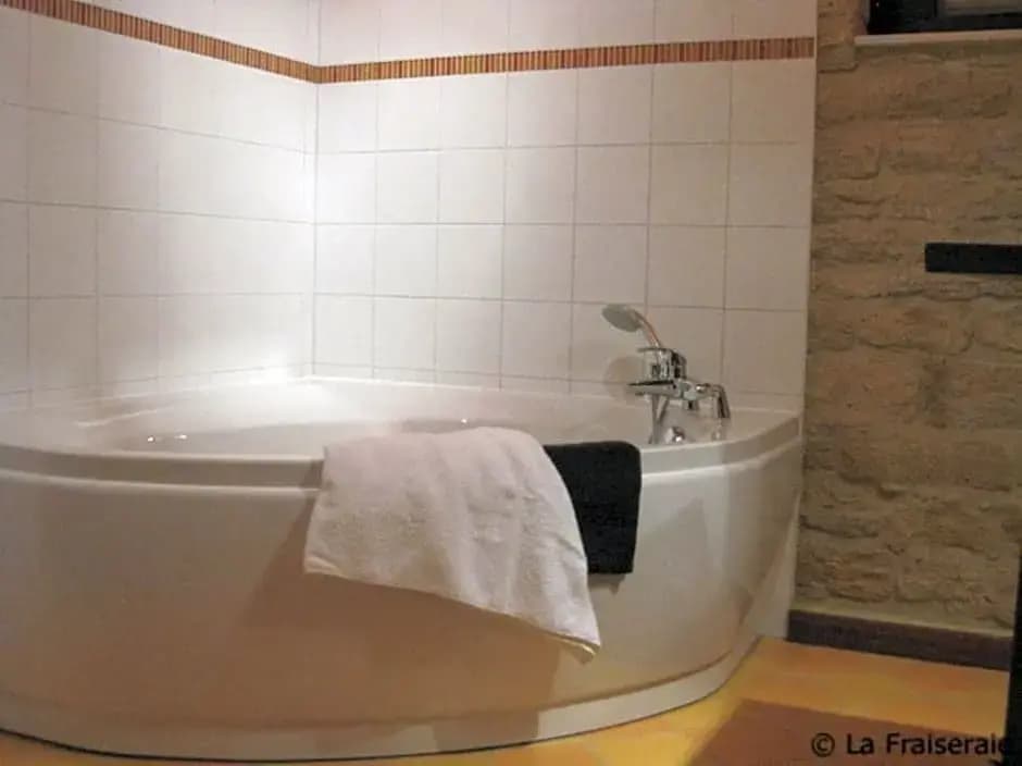 Chambres d'Hotes La Fraiseraie - Miniature 7