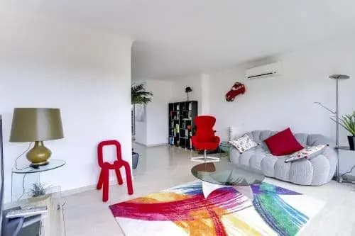 Wonderful fully renovated 2BR on the last floor. - Photo 4