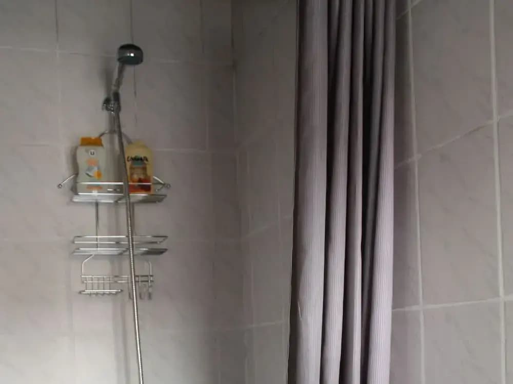 Une Chambre en Ville - Miniature 8