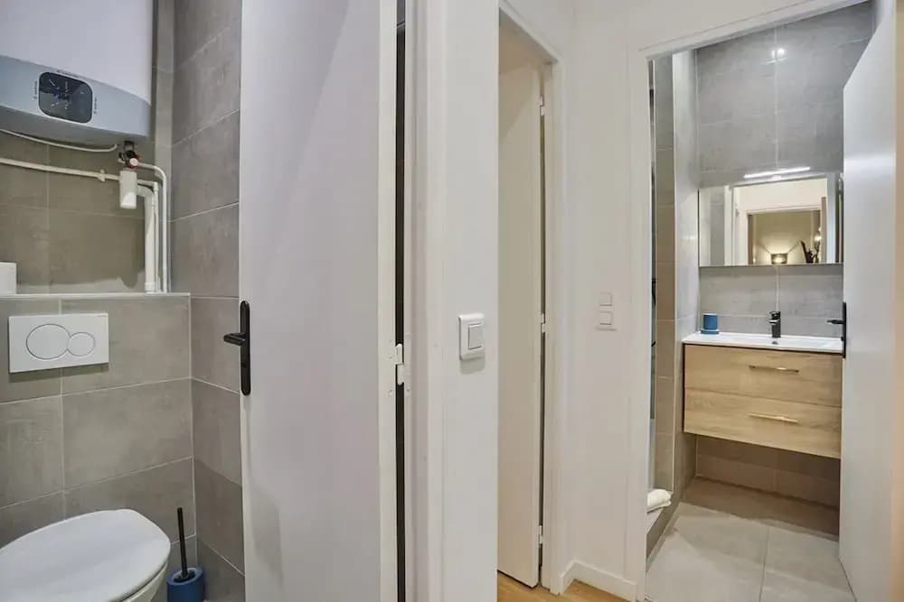 Apartment Located in the Center of Paris - Miniature 8