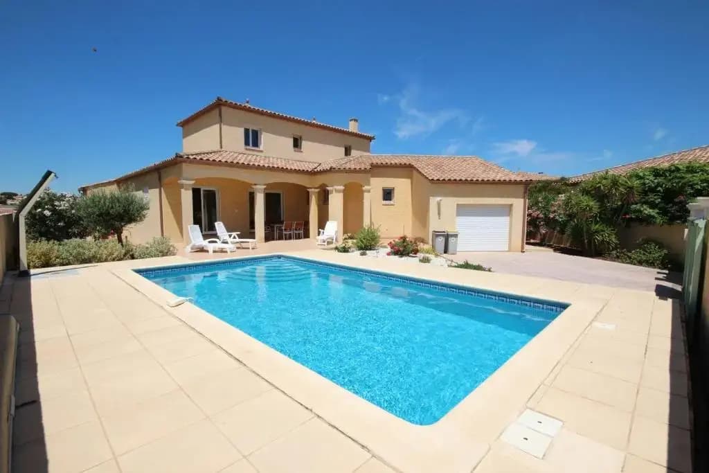 Superbe villa climatisée clôturée, WIFI, 3 km de la mer, 4 belles chambres, piscine privée sur les hauteurs du village LXT...