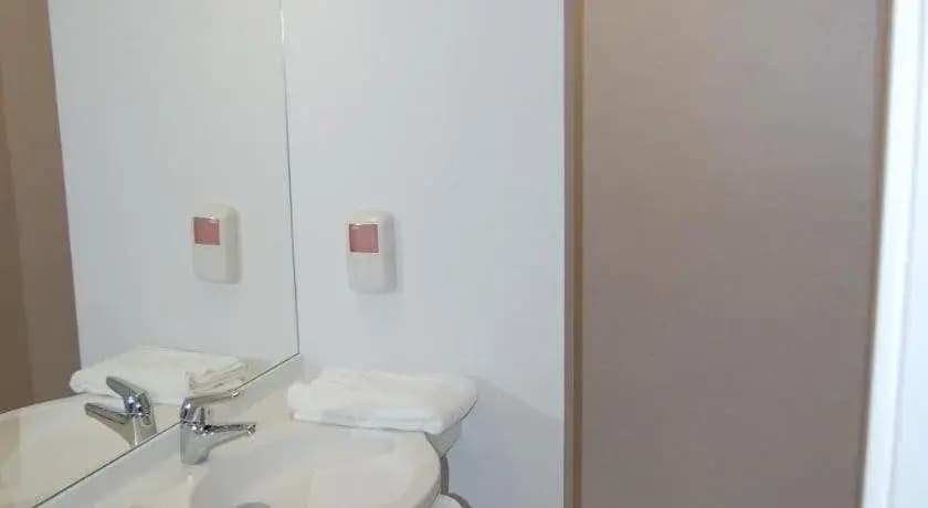 Fasthotel Laval - Miniature 8