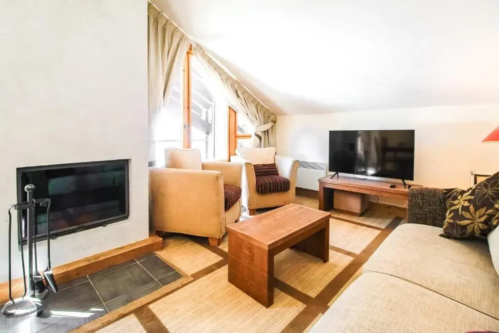 Charming 6th-floor 2-bedroom apartment with fireplace - Photo 4