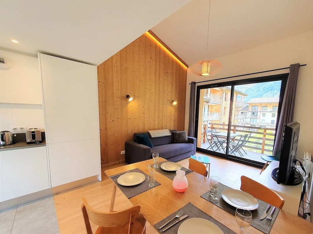 Residence - Photo 2