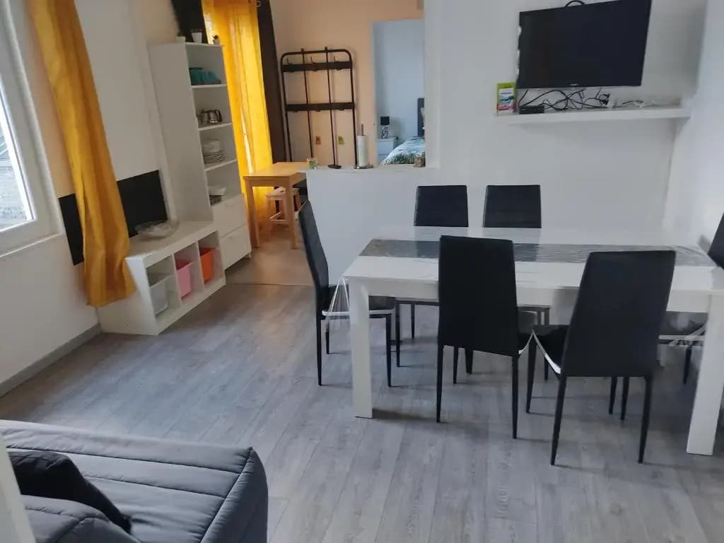 appartement individuelle refais a neuf,ds maison de maître,6 couchages dont un lit kingsize,cuisine avec lave vaisselle,ru...