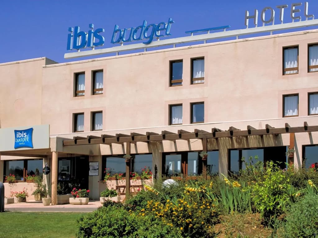 ibis budget Narbonne Sud - Photo 1