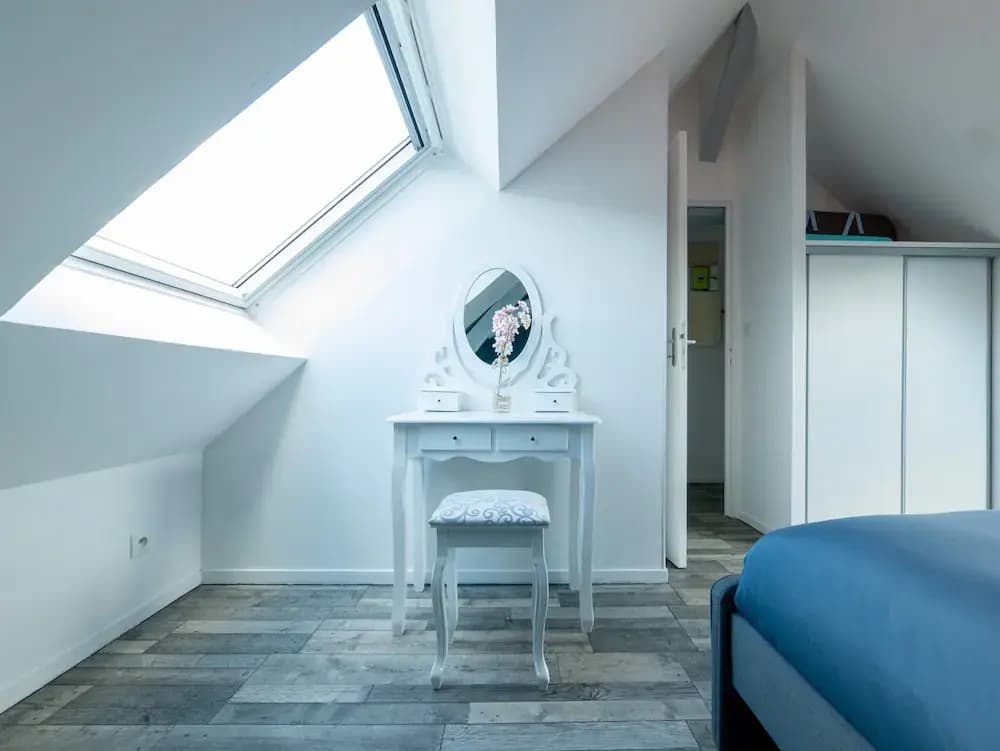 Chic Apartment Near City Center - Miniature 8
