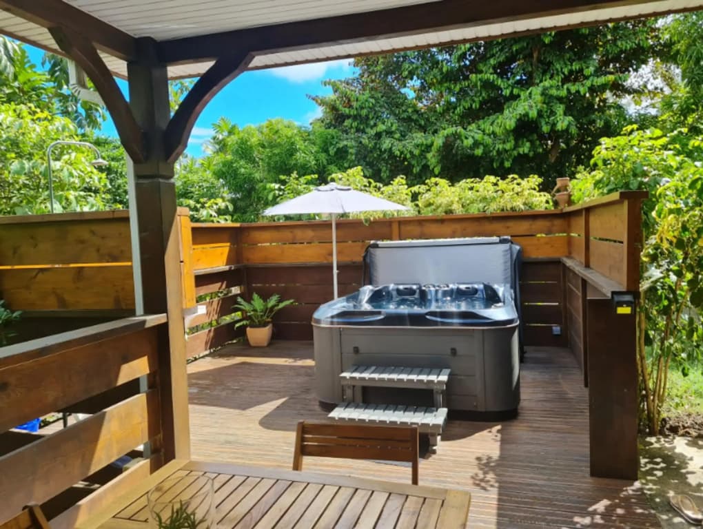 Bungalow de 2 chambres avec piscine partagee jacuzzi et jardin clos a Le Moule - Miniature 8