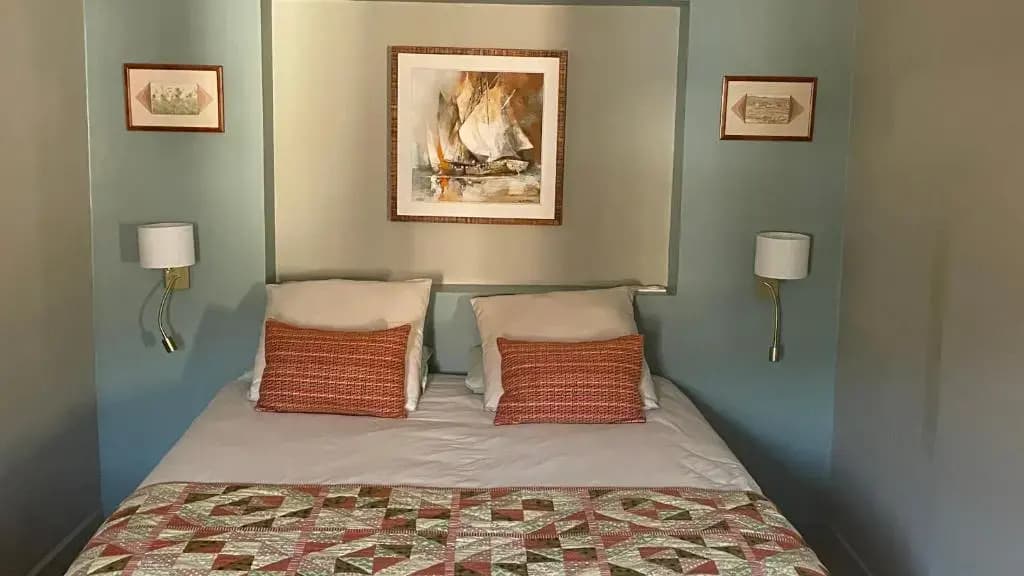 Au cœur du vieux Toulon au calme appartement rénové climatisé confortable étage élevé avec ascenseur proche parking et tou...