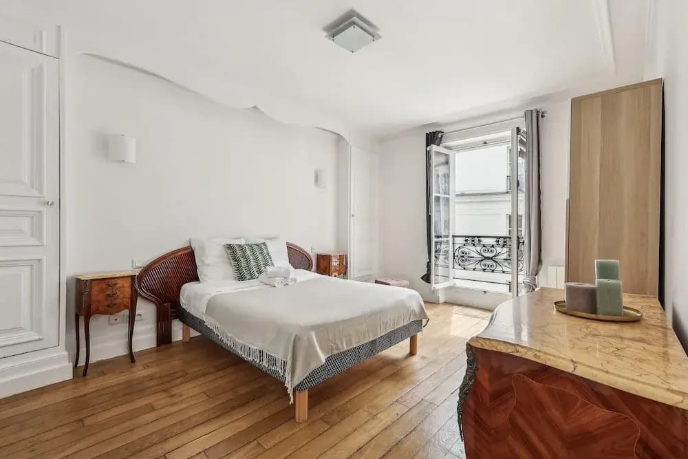 Stylish 3BR Near Tuileries Gardens - Photo 2