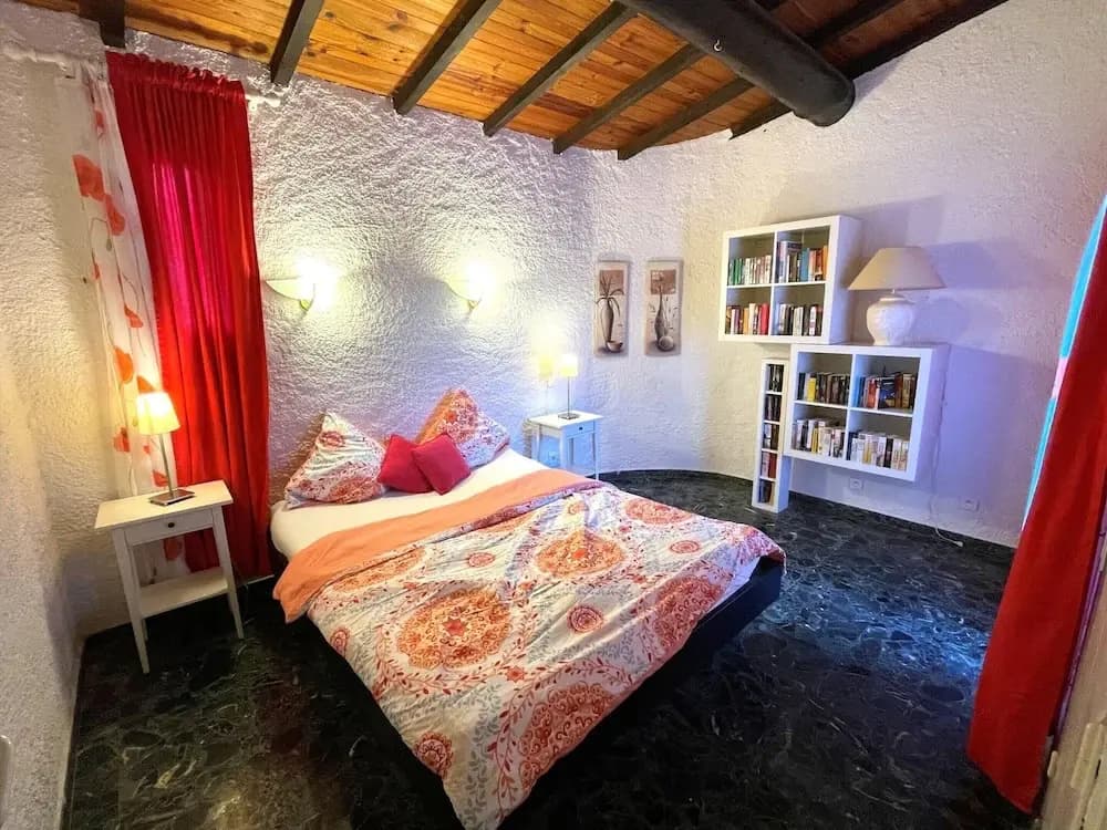 Majestic Villa in Lecci With Garden - Photo 2