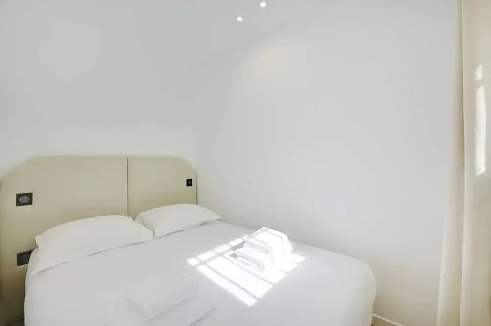 Modern Apartment With Terrace - Photo 2