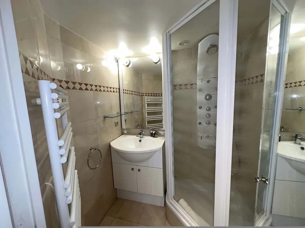 Charming Tuileries 1 Bed Apt in the Centre of Paris - Miniature 7