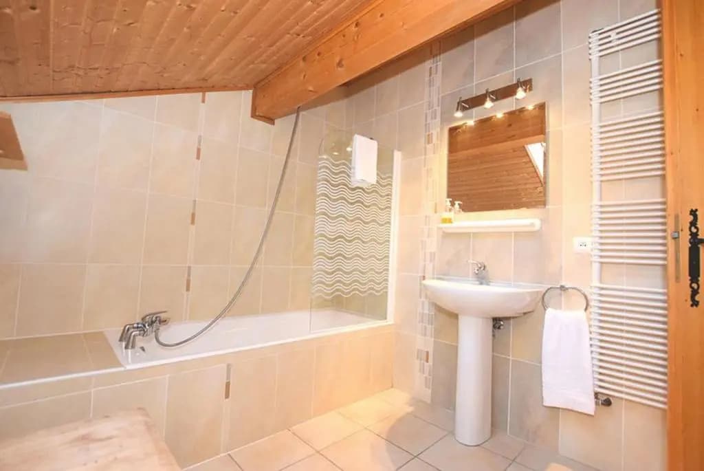 Chamonix Large Chalet, Sleeps 12, 200m2, 5 Bedroom, 4 Bathroom, Garden, Jacuzzi, Sauna - Miniature 6