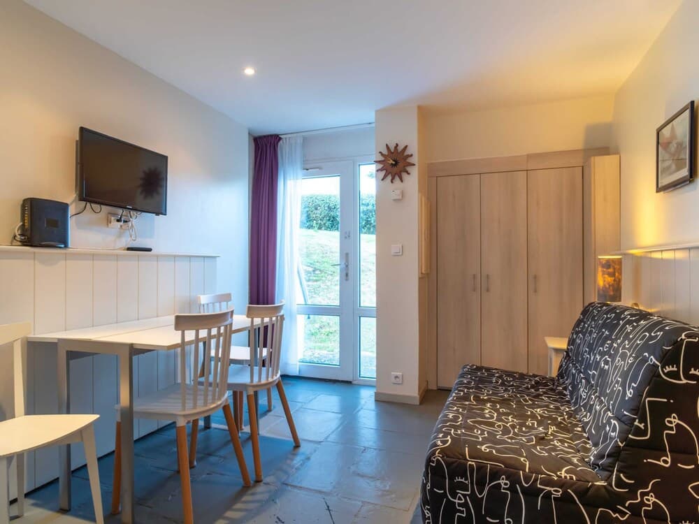 Coastal Apartment With Heated Pool - Photo 2