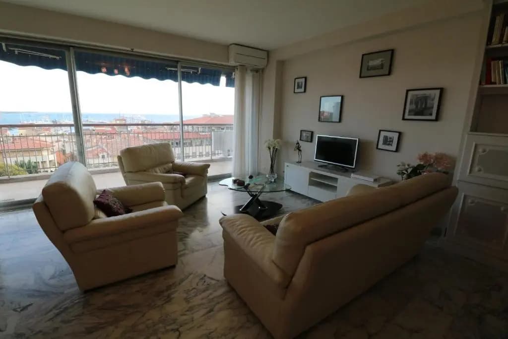 2, 3 and 4 bedroom sea view Forville Apartments 5 mins from the Palais - Photo 2