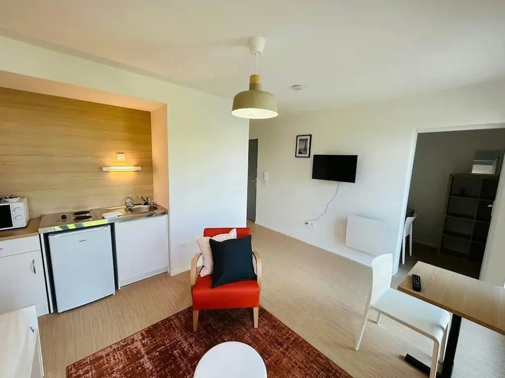 We Live In R - Suite 304 - Photo 3