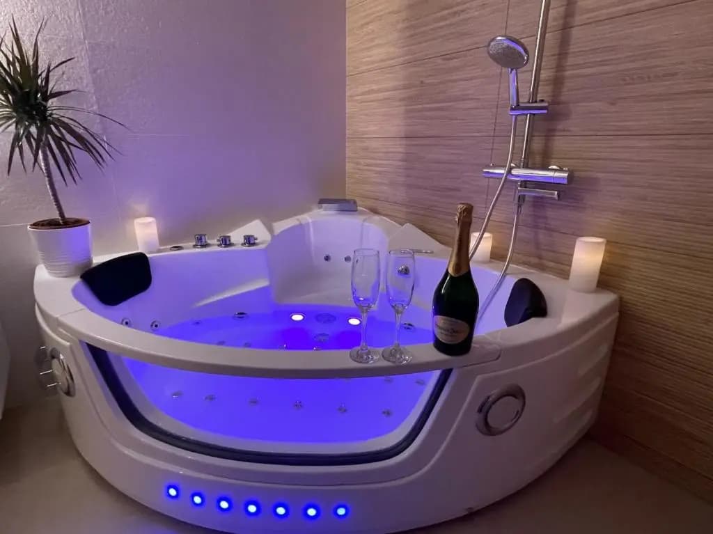 Nice Renting - Love Room Massena - Luxe Room - Jacuzzi - Terrace - King Bed - AC - Miniature 6