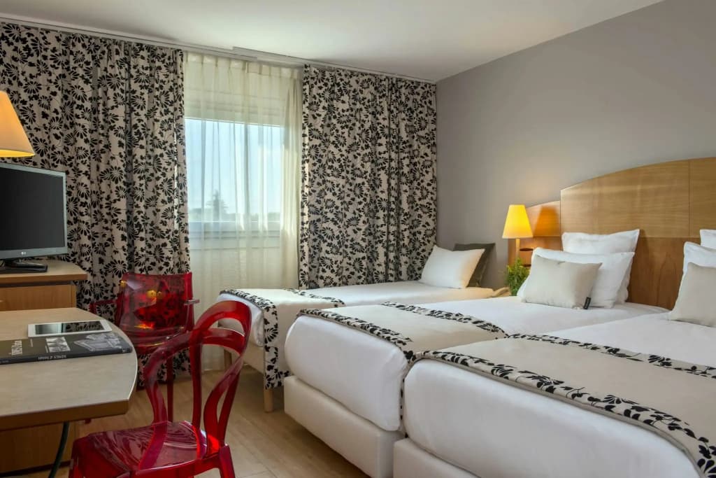 C Suites - Photo 5