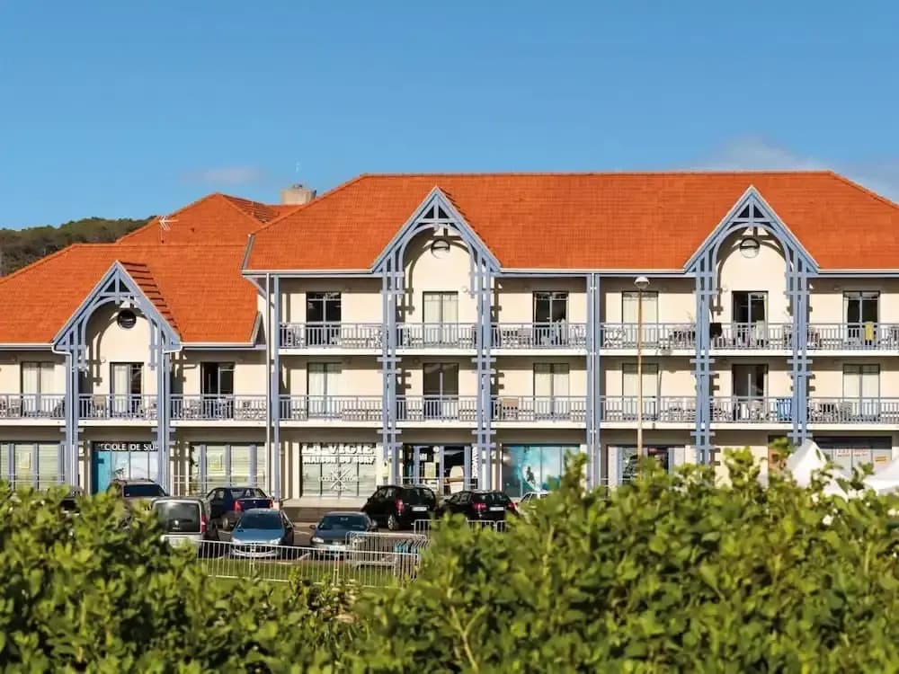 Apartment in Biscarosse Near Sandy Beach - Photo 1