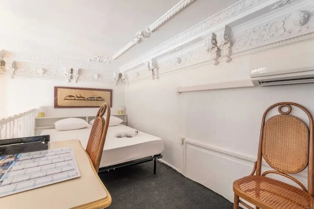 Charming Duplex With 1 Bedroom - Photo 2