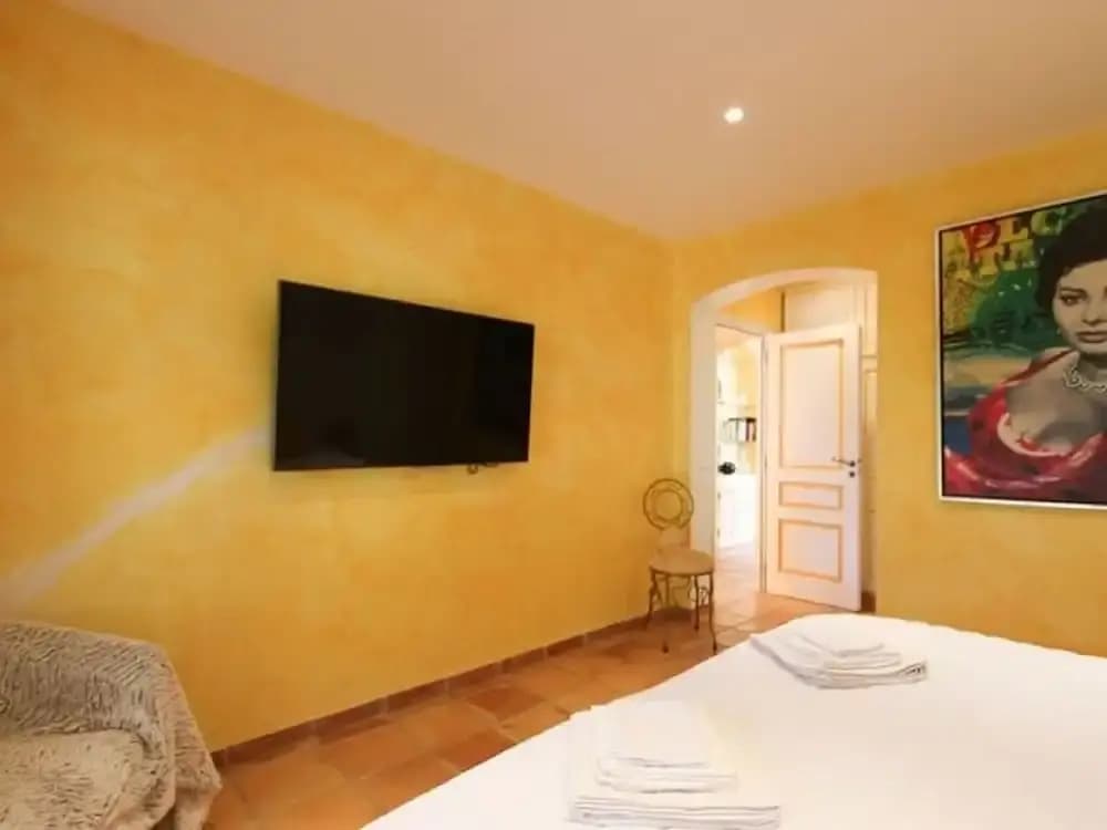 Vibrant Holiday Home With Private Pool - Photo 5