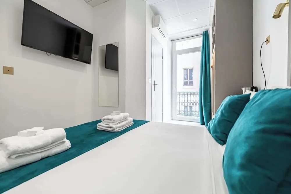 Deluxe Bedroom With Balcony in Cannes Palais - Photo 3
